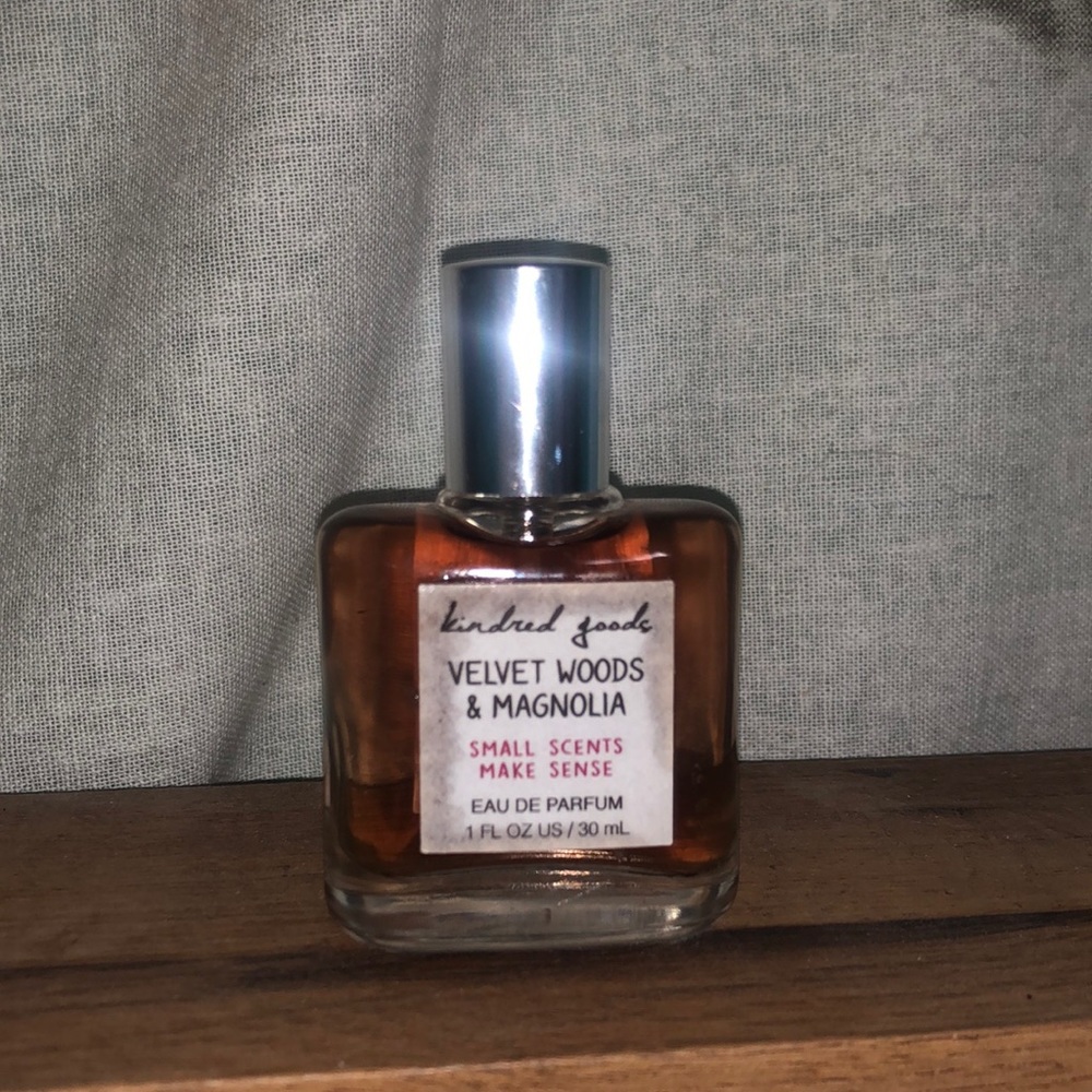 Velvet woods & magnolia perfume